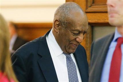 Bill Cosby sale del juzgado durante un receso en su juicio por abuso sexual en el condado de Montgomery, en Norristown, Pensilvania.  /  Foto: AP