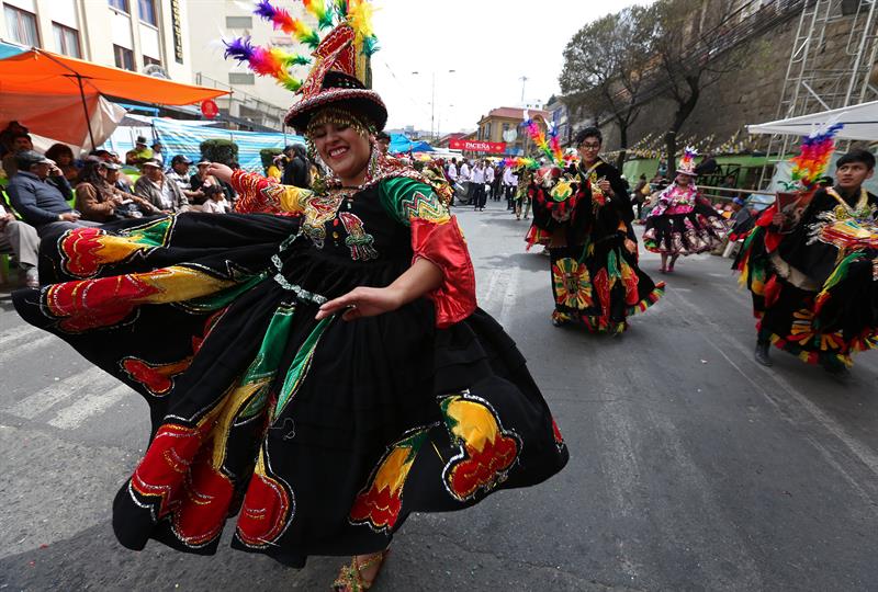 Participantes bailan la danza del Waca Waca, durante un desfile en La Paz (Bolivia). EFE