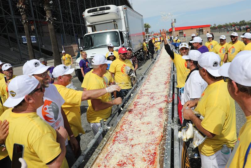 Desde tempranas horas, decenas de personas y chefs trabajaron en el circuito automovilístico de Fontana en la elaboración y cocción de la que hoy ha logrado el hito, tras alcanzar los 6.333 pies (1,93 kilómetros) de largo. / Foto: EFE