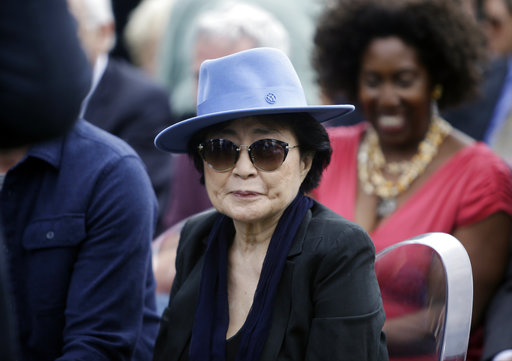 En esta foto de archivo del 17 de octubre de 2016, Yoko Ono aparece antes de la ceremonia de dedicación para su instalación de arte permanente, la escultura llamada SKYLANDING, en Jackson Park, en Chicago. /  Foto: AP