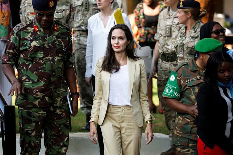 La actriz estadounidense Angelina Jolie, enviada especial de la Agencia de Naciones Unidas para los Refugiados (ACNUR), a su llegada al International Peace Support Centre (lit. Centro Internacional de Apoyo a la Paz) en el Día del Refgiado, en Kenia. EFE