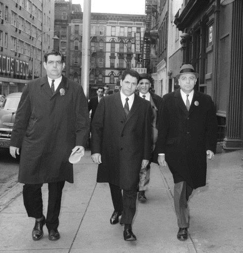 John "Sonny" Franzese, centro, el 24 de marzo de 1966, cuando era escoltado a la comisaría de la calle Elizabeth en Nueva York, después de su detención en una acusación de 43 juegos de azar. /  Foto: AP Archivo