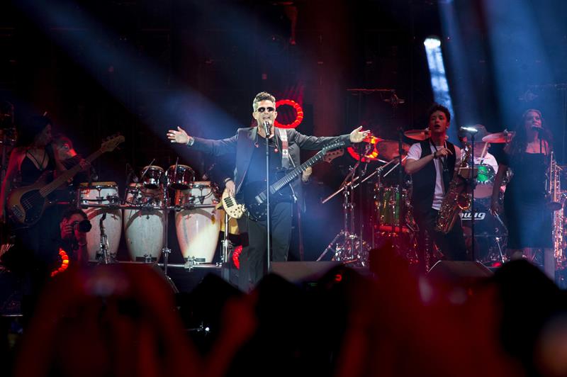El músico Alejandro Sanz (c) durante el concierto ofrecido esta noche en el estadio Vicente Calderón, en Madrid, con el que revive las canciones de uno de los discos más populares de su carrera, "Más", de cuya publicación se cumplen 20 años. EFE