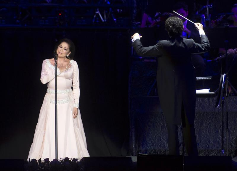 La tonadillera Isabel Pantoja durante su actuación en Sevilla, su tierra natal, dentro de la gira de su nuevo disco "Hasta que se apague el sol", escrito, compuesto y producido por el desaparecido Juan Gabriel.  /  Foto: EFE