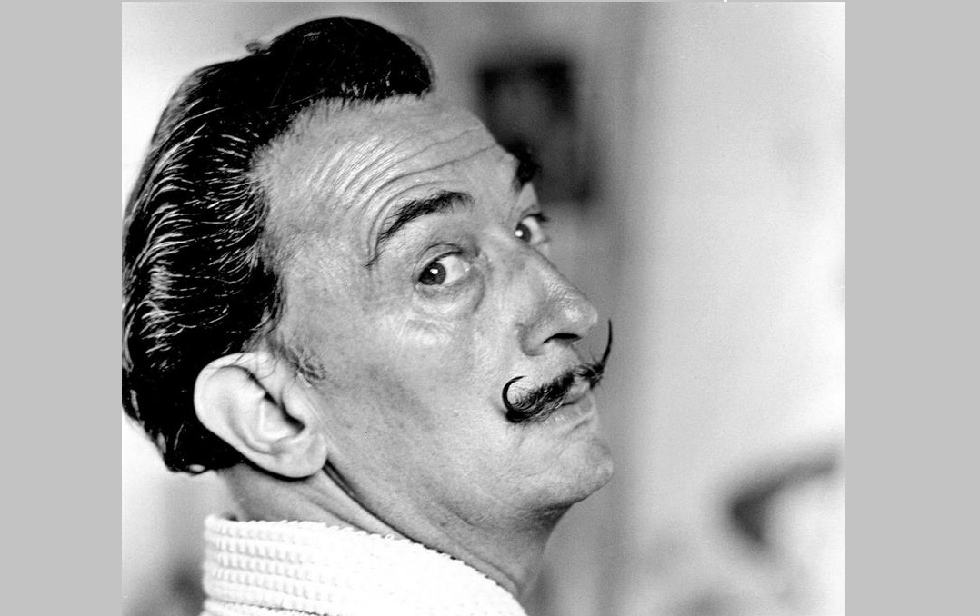 El pintor catalán Salvador Dalí posa en su casa de Port Lligat, cerca de Cadaqués. EFE/Archivo