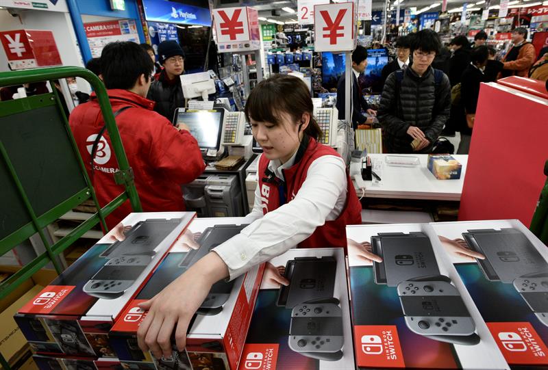 Una empleada organiza las cajas de la nueva consola Nintendo Switch, en una tienda de electrónica en Tokio (Japón). EFE/Archivo