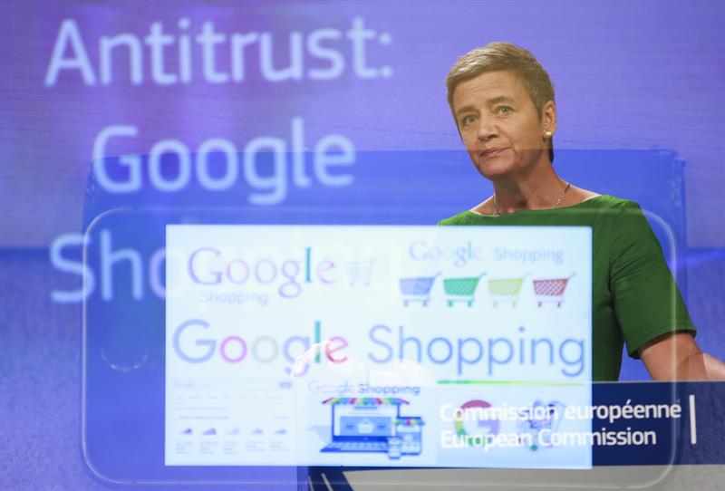 Exposición múltiple del logo de Google Shopping y de la comisaria europea de Competencia, Margrethe Vestager, hoy durante una rueda de prensa para informar de la multa impuesta a Google en Bruselas (Bélgica). EFE