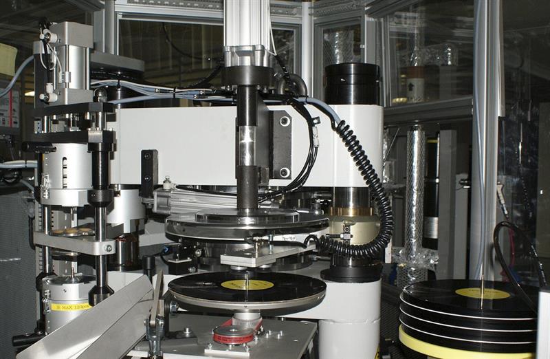 Fotografía facilitada por Sony Music Entertainment de prensas de vinilos de Sony en una de sus plantas en Japón. EFE