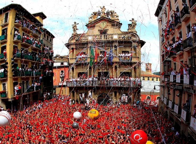 Vista general de la plaza del Ayutamiento de Pamplona donde, con el lanzamiento del tradicional chupinazo desde el balcón principal del consistorio, dan comienzo los Sanfermines. EFE/Archivo