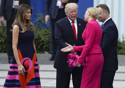 La primera dama de Polonia, Agata Kornhauser-Duda, segunda mano derecha, llega a la mano de la primera dama estadounidense, Melania Trump, mientras el presidente estadounidense, Donald Trump, llega a su mano para un apretón.  /  Foto: AP