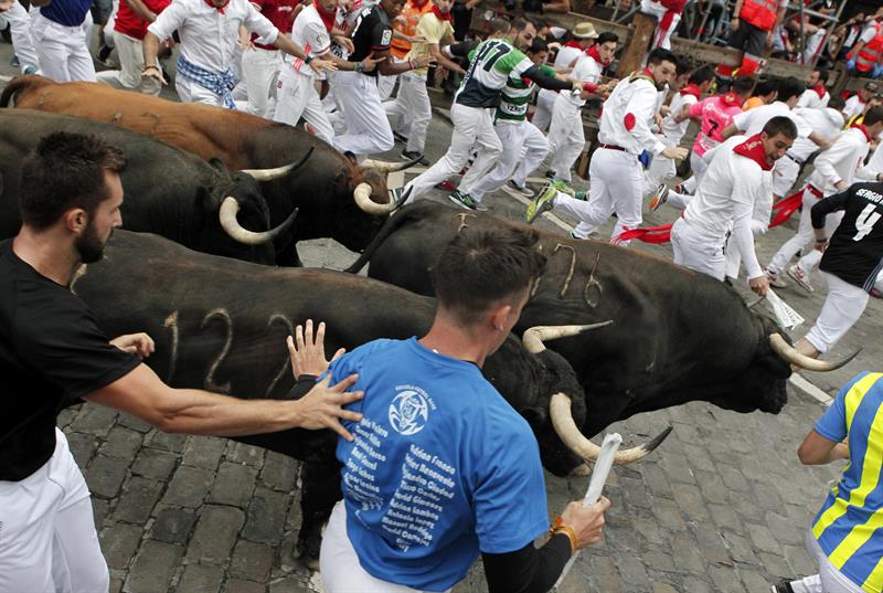 Los toros de la ganadería gaditana de Núñez del Cuvillo llegan al tramo de Telefónica, durante el séptimo encierro de los San Fermines 2017.  /  Foto: EFE