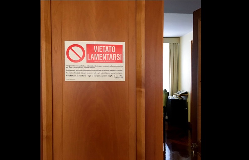 La página en línea del diario vaticano La Stampa publicó una foto del cartel el viernes.  /  Foto: AP