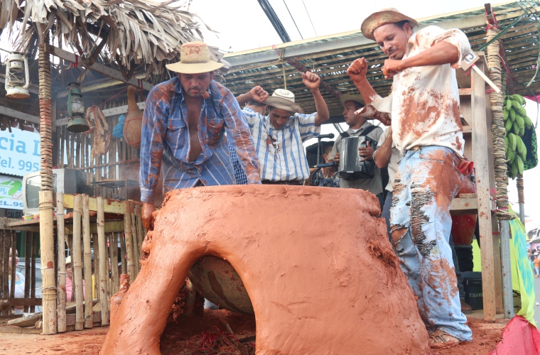 La costumbre interiorana de hacer hornos de barro sigue viva en Macaracas, provincia de Los Santos. Todo ocurre al son de la música. Una vez terminado el horno, sobre él colocarán grandes ollas para hervir el jugo de caña, de donde obtendrán deliciosa miel. Foto: Alcides Rodríguez