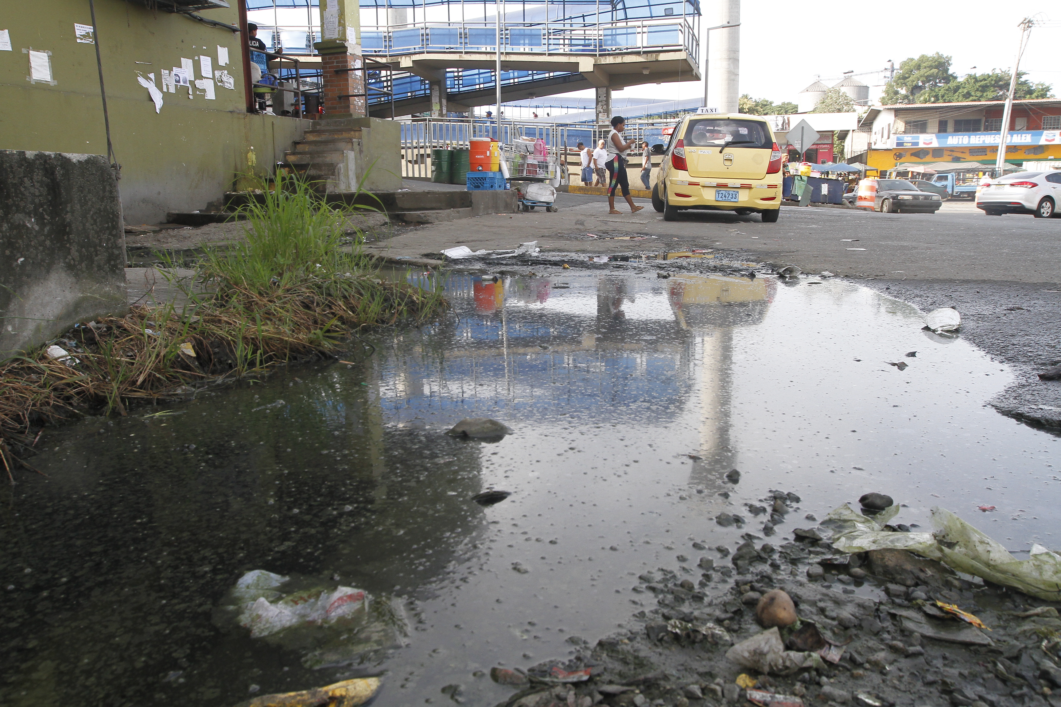 Cuando llueve las aguas servidas se desbordan hacia la calle.  /  Foto: Edwards Santos