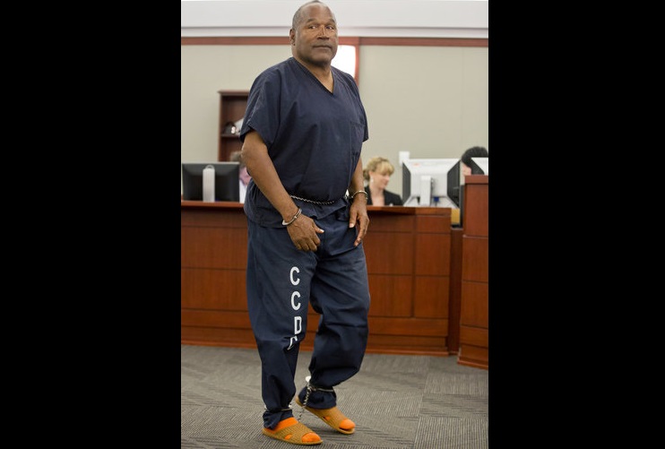 En esta foto de archivo del 15 de mayo de 2013, O.J. Simpson regresa a la tribuna para testificar después de un descanso durante una audiencia de prueba en el Tribunal de Distrito del Condado de Clark en Las Vegas.  /  Foto: AP