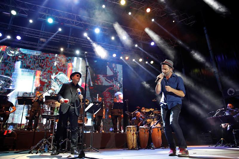 El cantante y compositor Rubén Blades (i) y el uruguayo Jorge Drexler, durante concierto ofrecido en el Real Jardín Botánico Alfonso XIII de la Universidad Complutense, en Madrid, dentro de la programación del Festival "Jardines del Botánico". EFE