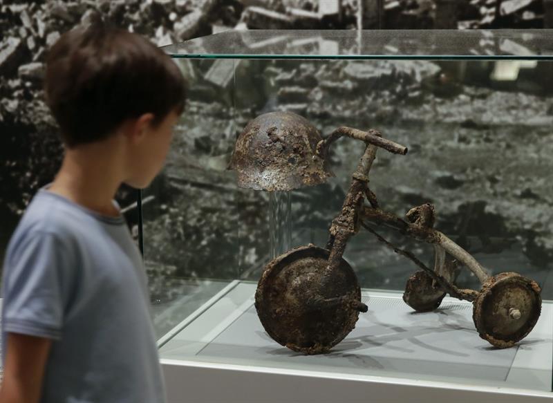 Un niño observa un triciclo y un casco expuestos en el Museo de la Paz en el Parque de la Paz de Hiroshima, al oeste de Japón. EFE/Archivo
