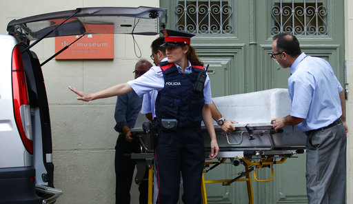 Exhuman restos embalsamados de Salvador Dali con la con el fin de encontrar muestras genéticas.  /  Foto: AP