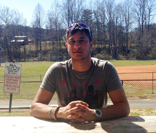  André Oliveira, atrapado en el extranjero, fue obligado a trabajar 15 horas diarias, usualmente sin paga.