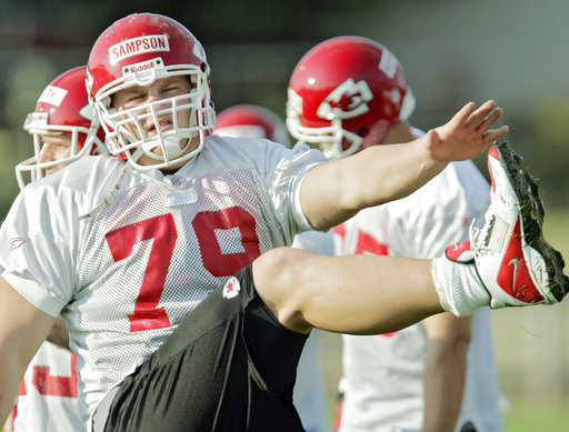 Kevin Sampson, de Kansas City Chiefs (79), se extiende durante los calentamientos al comienzo de la práctica de campamento de verano en la Universidad de Wisconsin, en River Falls, Wisc. /  AP
