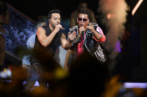 Luis Fonsi y Daddy Yankee.  /  Foto: AP Archivo