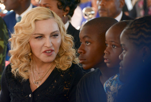 Madonna, a la izquierda, se sienta con sus hijos adoptados David y Mercy.  /  Foto: AP