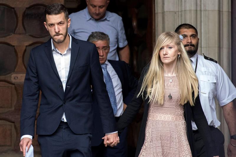 Los padres del bebé en estado terminal Charlie Gard salen cogidos de la mano del Tribunal Supremo, en Londres Reino Unido. EFE/Archivo