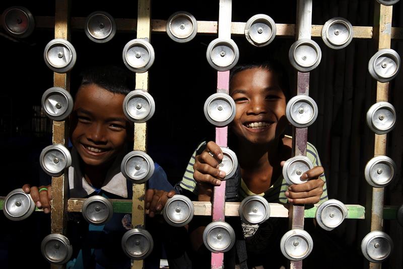 Dos estudiantes sonríen en una clase del colegio Coconut, en la Isla de la Seda o Koh Dach, en Nom Pen, Camboya.  /  Foto: EFE