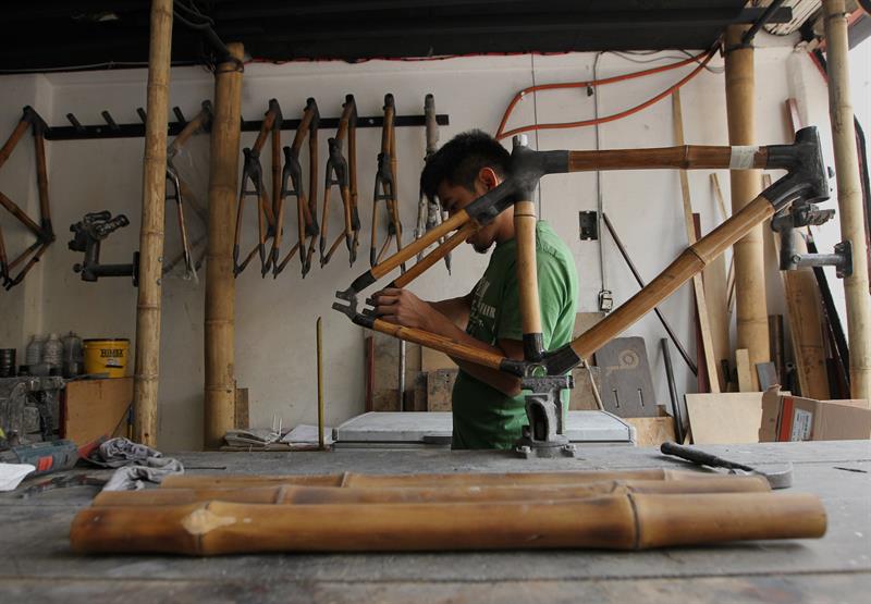 Un trabajador ensambla una bicicleta de bambú el 25 de julio de 2017, en Ciudad de México (México). / Foto: EFE