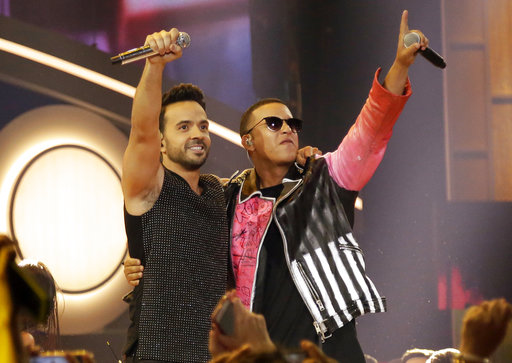 Luis Fonsi y Daddy Yankee.  /  Foto: AP Archivo