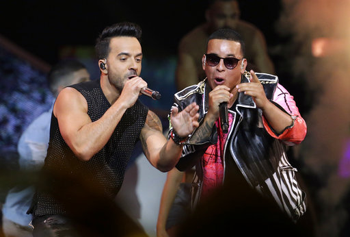 Luis Fonsi y Daddy Yankee.  /  Foto: AP Archivo