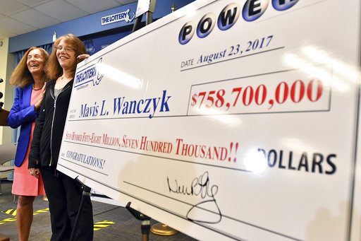 Mavis Wanczyk, de Chicopee, Massachussets, el premio Powerball de 758,7 millones de dólares en la sede de la Lotería Estatal de Massachusetts.  AP