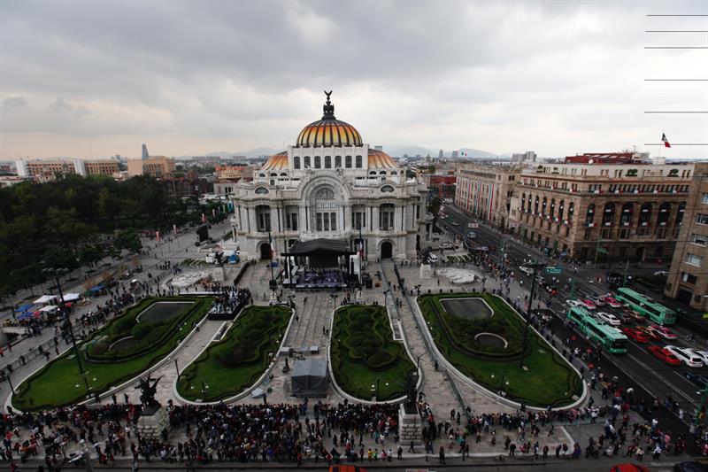 Mexicanos esperan la llegada de las cenizas del cantautor mexicano fallecido el 28 de agosto de 2016, Juan Gabriel, a las afueras del Palacio de Bellas Artes en Ciudad de México (México), para rendirle homenaje al artista. EFE/Archivo