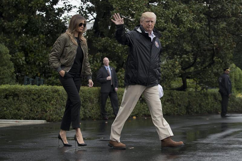 El presidente de Estados Unidos, Donald J. Trump (d), y su esposa, Melania Trump (i), fueron registrados este martes a la salida de la Casa Blanca, en Washington D.C (EE.UU.), antes de emprender un viaje al estado de Texas, afectado por Harvey.  EFE