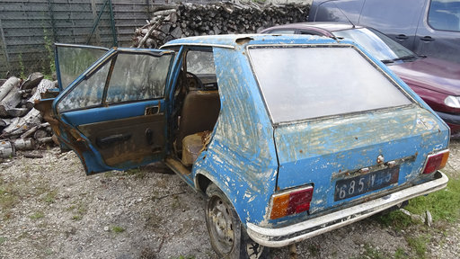 La policía francesa sacó, en una forma sorprendentemente buena, de un pantano, un Peugeot 104 azul robado en el corazón de Champagne de Francia en 1979, pero repleta de cangrejos de río.  /  Foto: AP