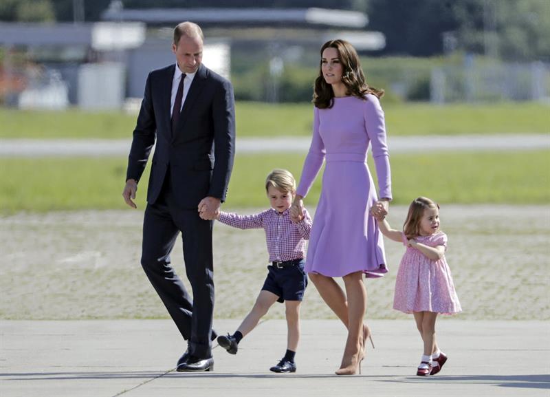 Fotografía de archivo del príncipe Guillermo de Inglaterra y su esposa, la duquesa Catalina de Cambridge, junto a sus hijos, los príncipes Jorge y Charlotte. /  Foto: EFE