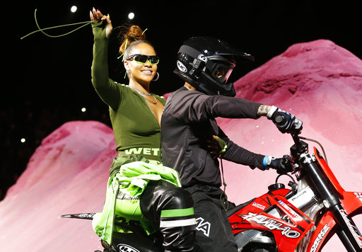 Rihanna monta en una motocicleta después de mostrar su colección de moda de Fenty Puma de Rihanna durante la Semana de la Moda.  /  AP