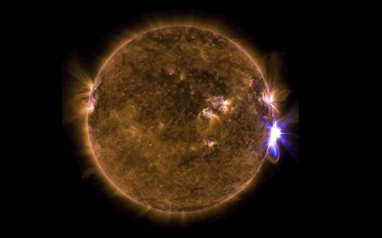 El satélite Solar Dynamics Observatory (SDO) de la NASA ha capturado esta imagen de una de las dos potentes llamaradas solares conocidas como X2.2 y X9.3, las más potentes registradas en el actual circuito solar. EFE
