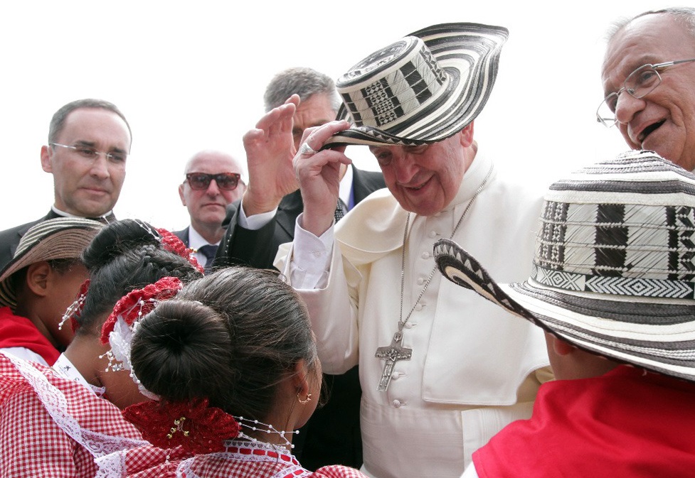 El papa recorrió las ciudades de Bogotá, Villavicencio, Medellín y Cartagena de Indias, durante su visita de cinco días en Colombia.  EFE