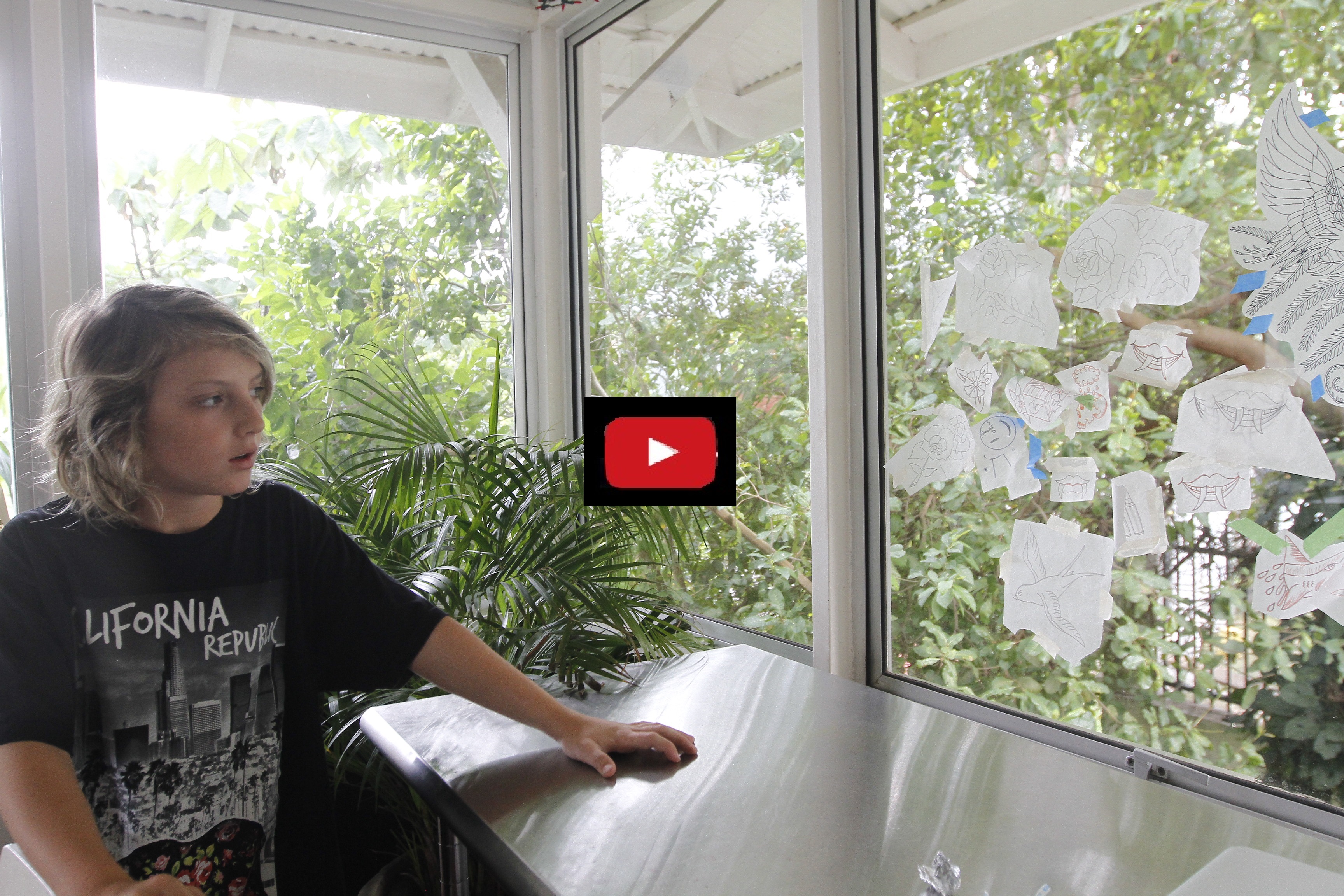 En la tranquilidad de su vivienda, Ezrah Dormon, observa algunos dibujos,  entre ellos algunos de sus diseños.  /   Foto: Edwards Santos