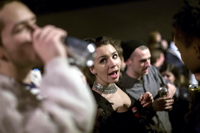 Hallan el nexo entre el sistema inmunológico y el deseo nocturno de beber alcohol.  /  Foto: EFE