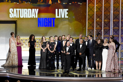 Lorne Michaels y el elenco de SNL aceptan el premio a la destacada serie de esbozos de variedades por "Saturday Night Live" en los 69 premios Primetime Emmy.  /  Foto: AP