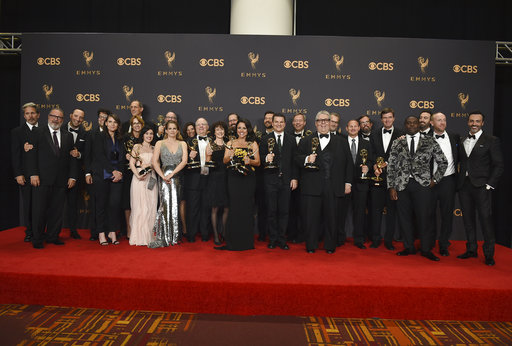 Bruce Miller y el elenco de "The Handmaid's Tale" aceptan el Emmy a la mejor serie de drama el domingo 17 de septiembre del 2017 en Los Angeles.  AP