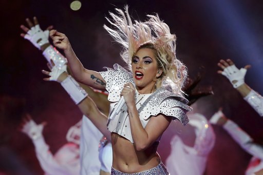 Presentación de Lady Gaga durante el show de medio tiempo del partido de fútbol NFL Super Bowl 51 entre los New England Patriots y los Atlanta Falcons de Houston. AP