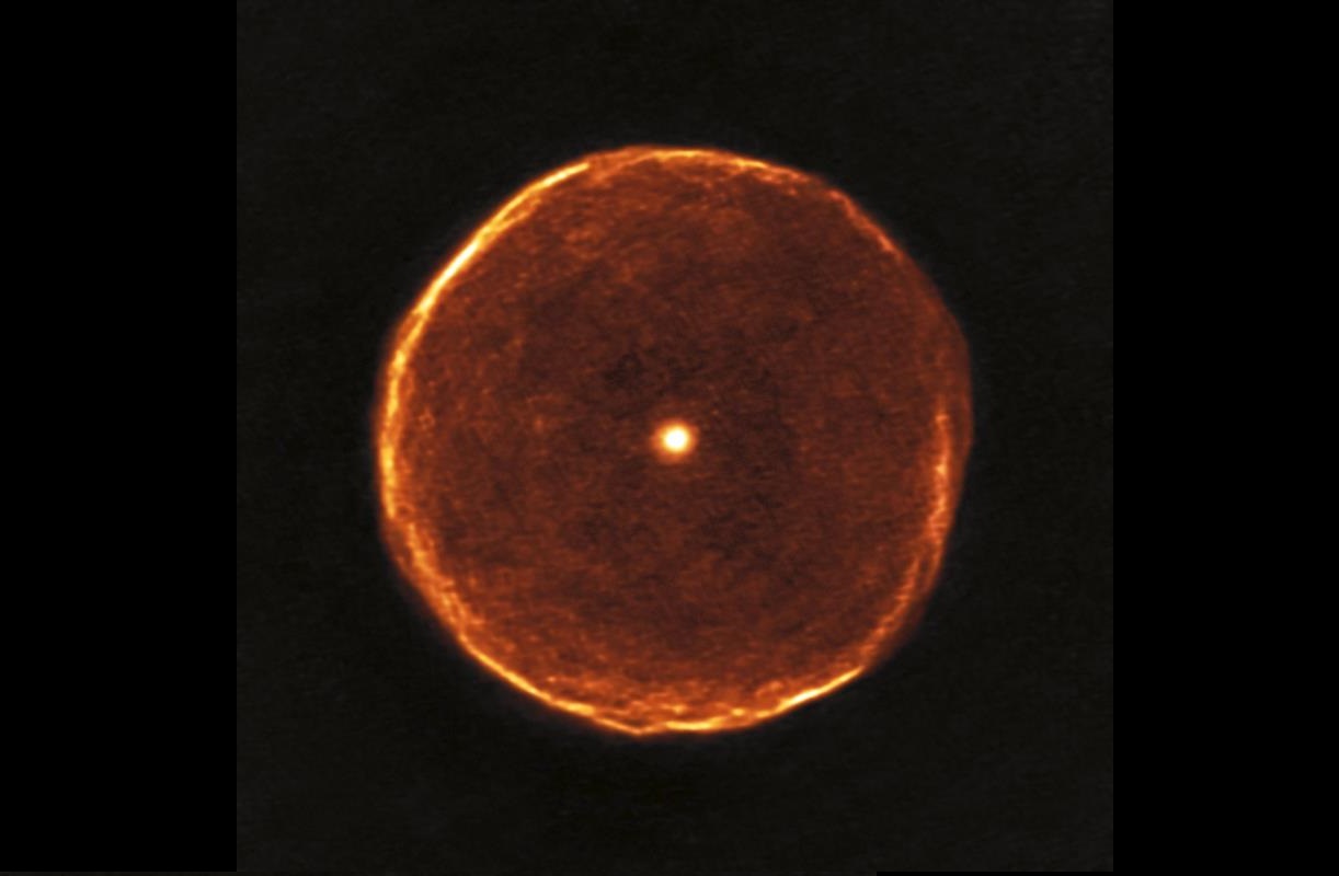 Fotografía sin fecha captada por el sistema ALMA (Large Millimeter/submillimeter Array) que muestra la estructura más fina posible hasta este momento en el exterior de la estrella U Antliae. EFE