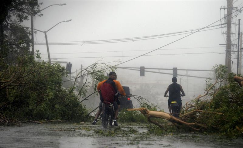 Vista de los daños causados tras el paso del huracán María hoy, miércoles 20 de septiembre de 2017, en San Juan (Puerto Rico). EFE