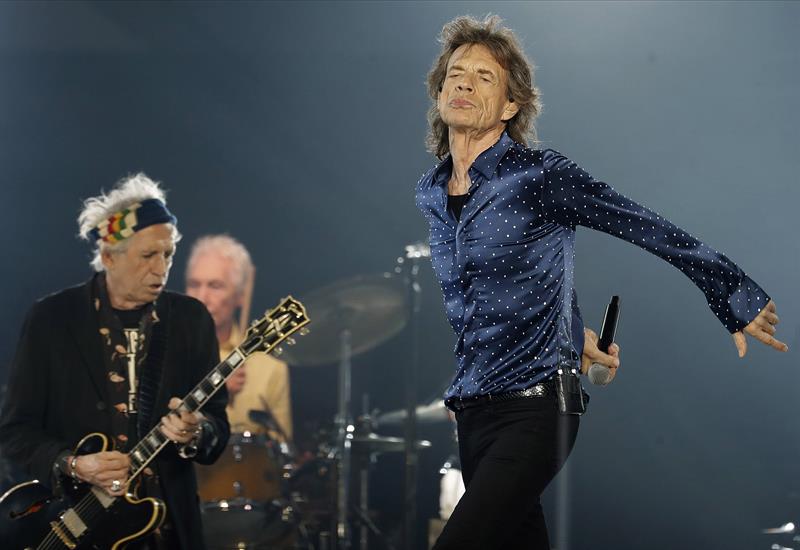 El cantante y líder de la banda de rock The Rollings Stones, Mick Jagger (d), durante su actuación esta noche en el Estadi Olímpic de Montjuic, en Barcelona. EFE