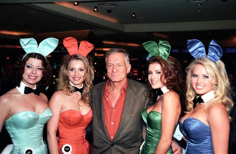 otografía cedida por LVNB y tomada el 1 de marzo de 2001 en la que se registró al fundador de la revista Playboy, Hugh Hefner (c), en el hotel Hard Rock de Las Vegas (Nevada, EE.UU.). EFE