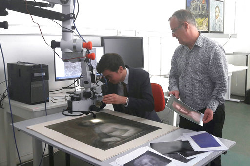 En esta foto del museo Conde, Chateau de Chantilly, Bruno Mottin, jefe de curaduría del patrimonio, examina un dibujo de carbón a través de un microscopio, representando a una mujer desnuda. / AP