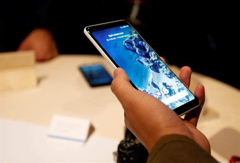 Vista de la nueva línea de dispositivos de hardware, incluyendo el teléfono Pixel 2 y Pixel 2 XL durante el lanzamiento de los nuevos productos de google, en el San Francisco Jazz Center, en San Francisco (EE.UU.). EFE